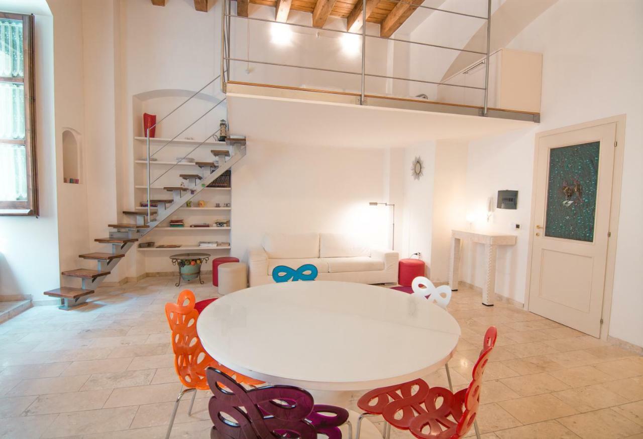 Modern Apartment In Historic Building กาญารี ภายนอก รูปภาพ