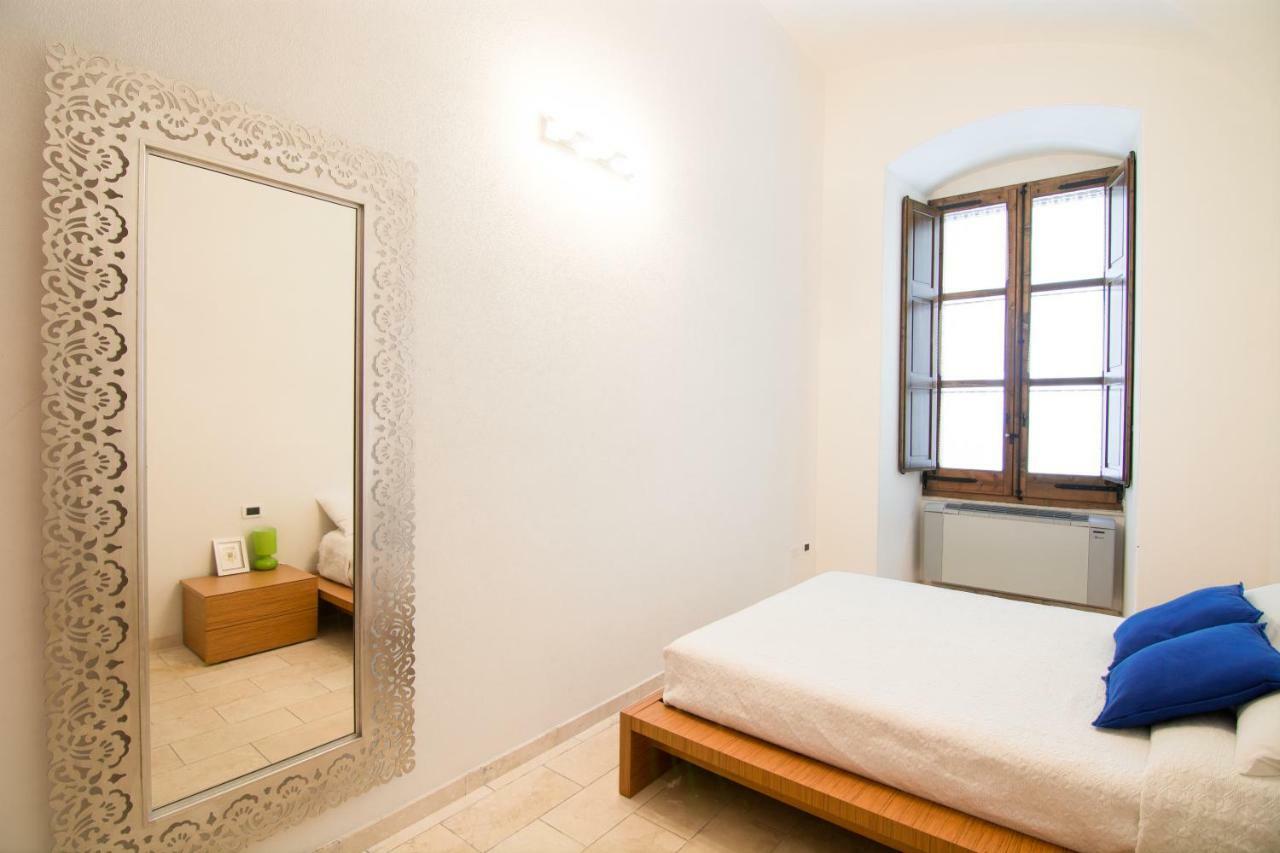 Modern Apartment In Historic Building กาญารี ภายนอก รูปภาพ
