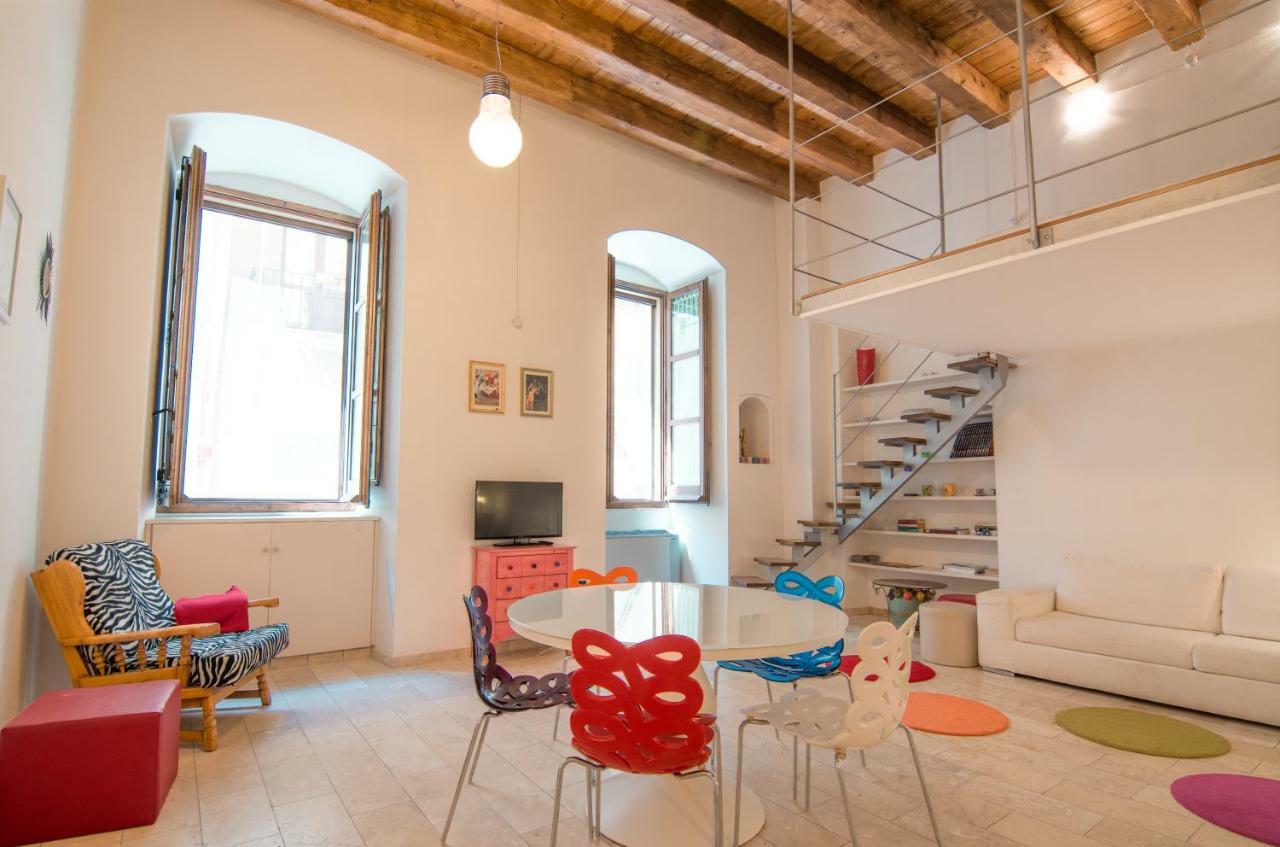 Modern Apartment In Historic Building กาญารี ภายนอก รูปภาพ