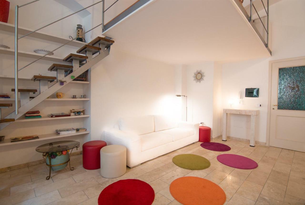 Modern Apartment In Historic Building กาญารี ภายนอก รูปภาพ