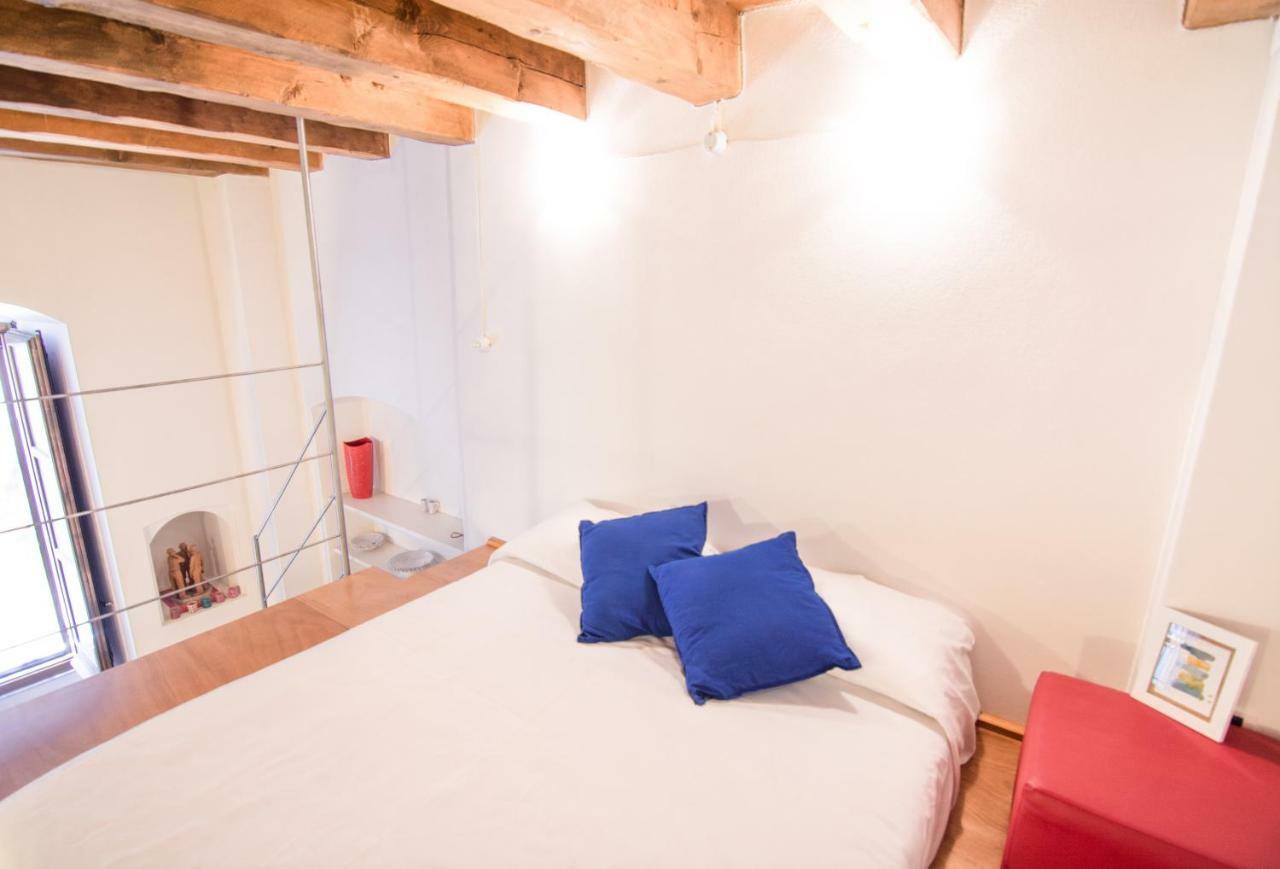Modern Apartment In Historic Building กาญารี ภายนอก รูปภาพ