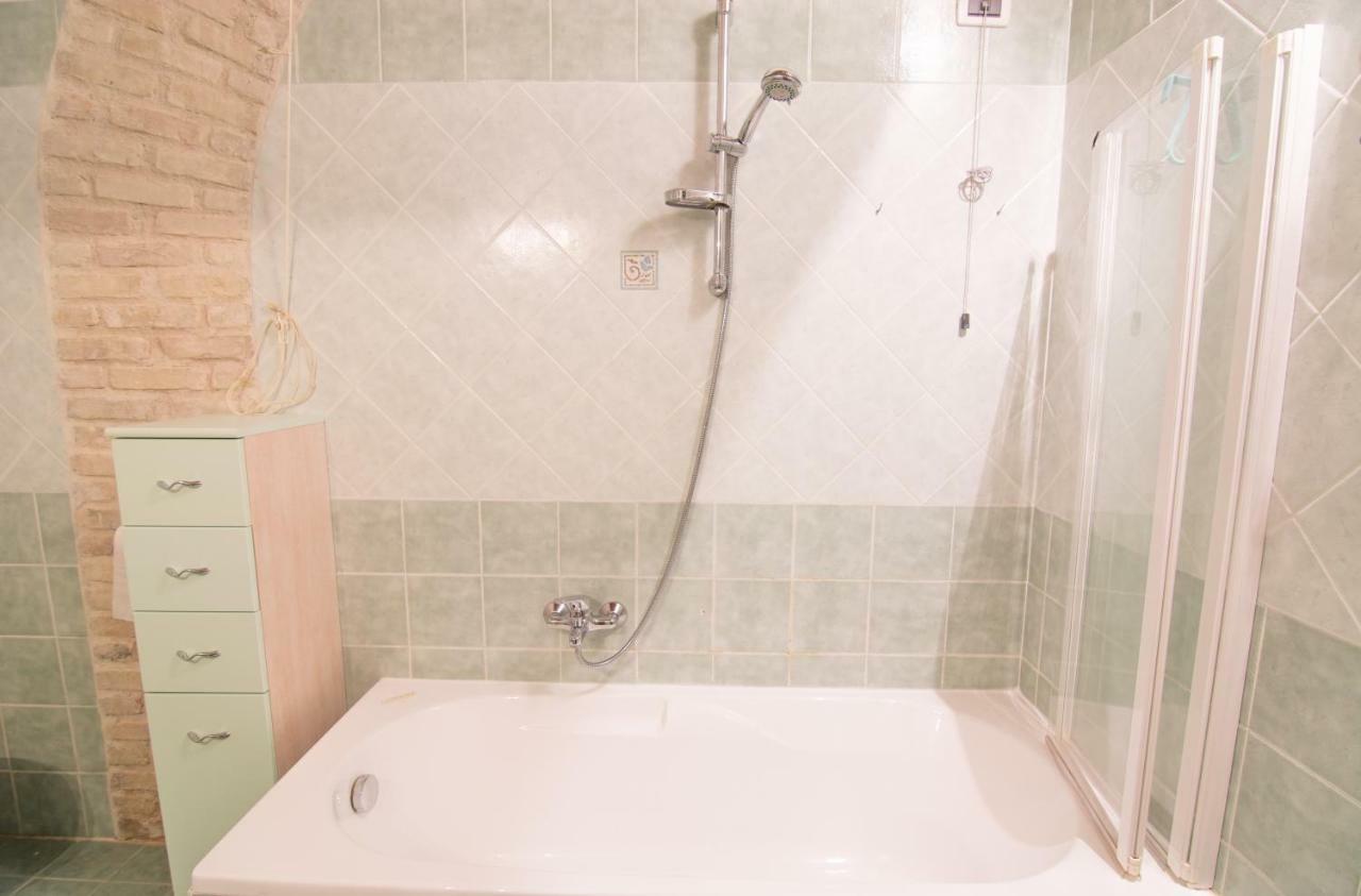 Modern Apartment In Historic Building กาญารี ภายนอก รูปภาพ