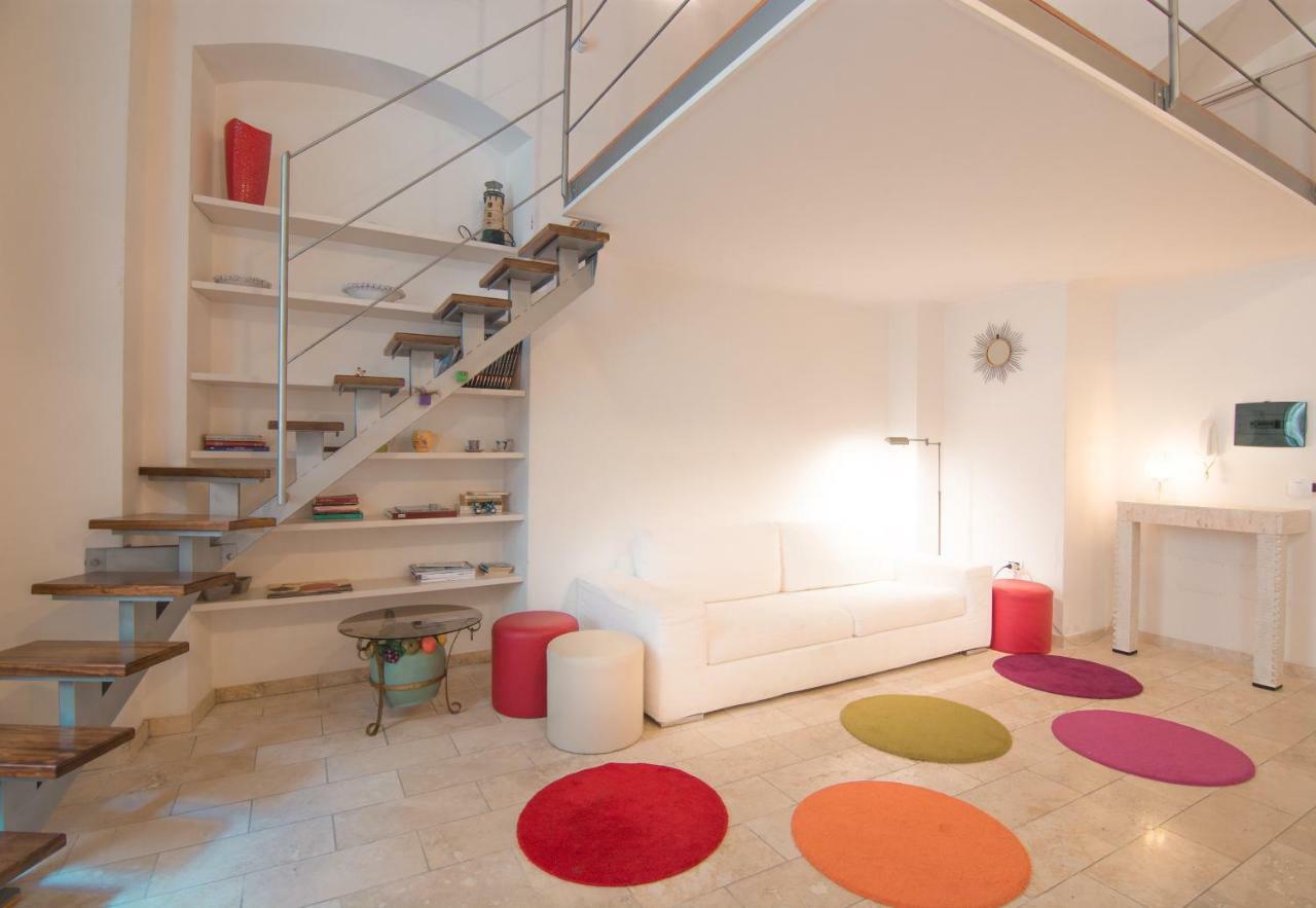 Modern Apartment In Historic Building กาญารี ภายนอก รูปภาพ
