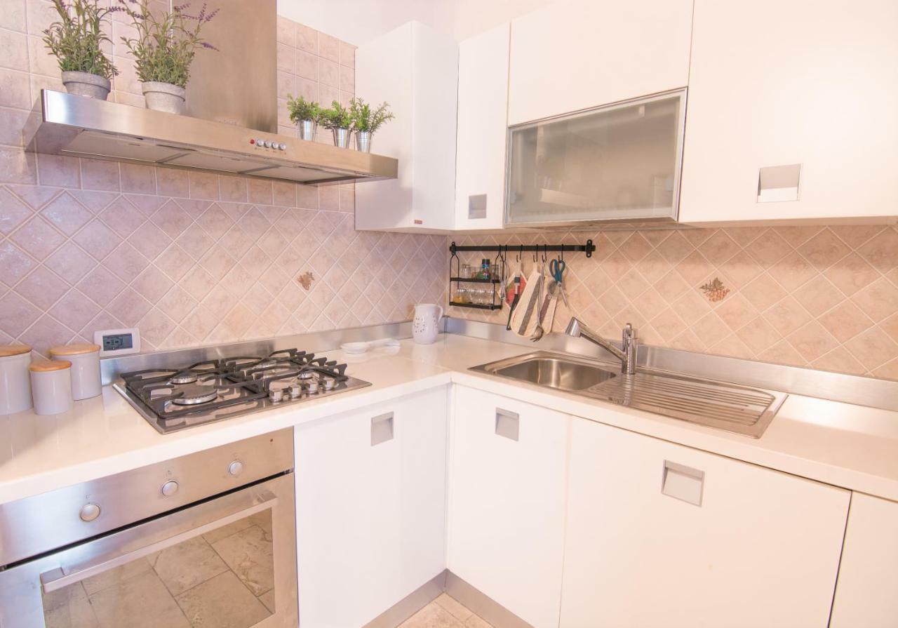 Modern Apartment In Historic Building กาญารี ภายนอก รูปภาพ