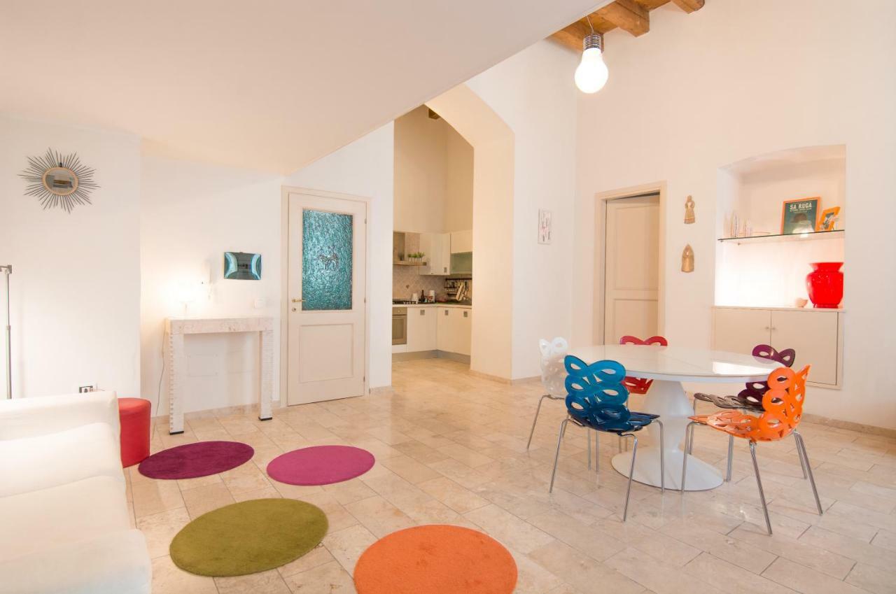 Modern Apartment In Historic Building กาญารี ภายนอก รูปภาพ