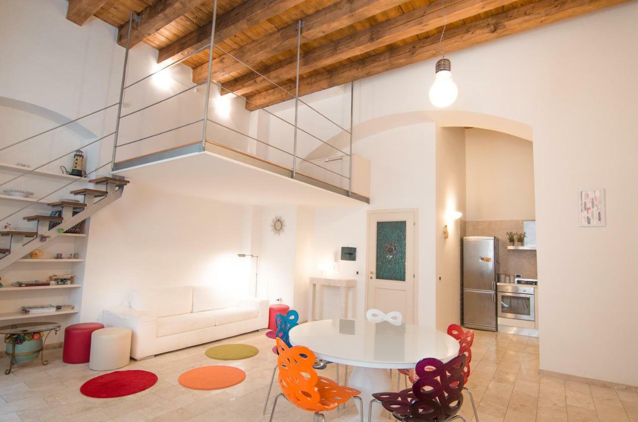 Modern Apartment In Historic Building กาญารี ภายนอก รูปภาพ