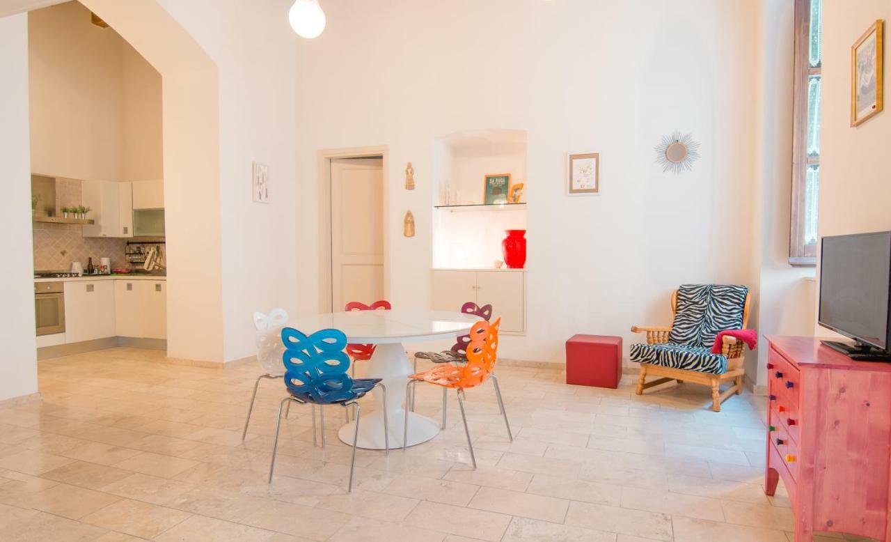 Modern Apartment In Historic Building กาญารี ภายนอก รูปภาพ