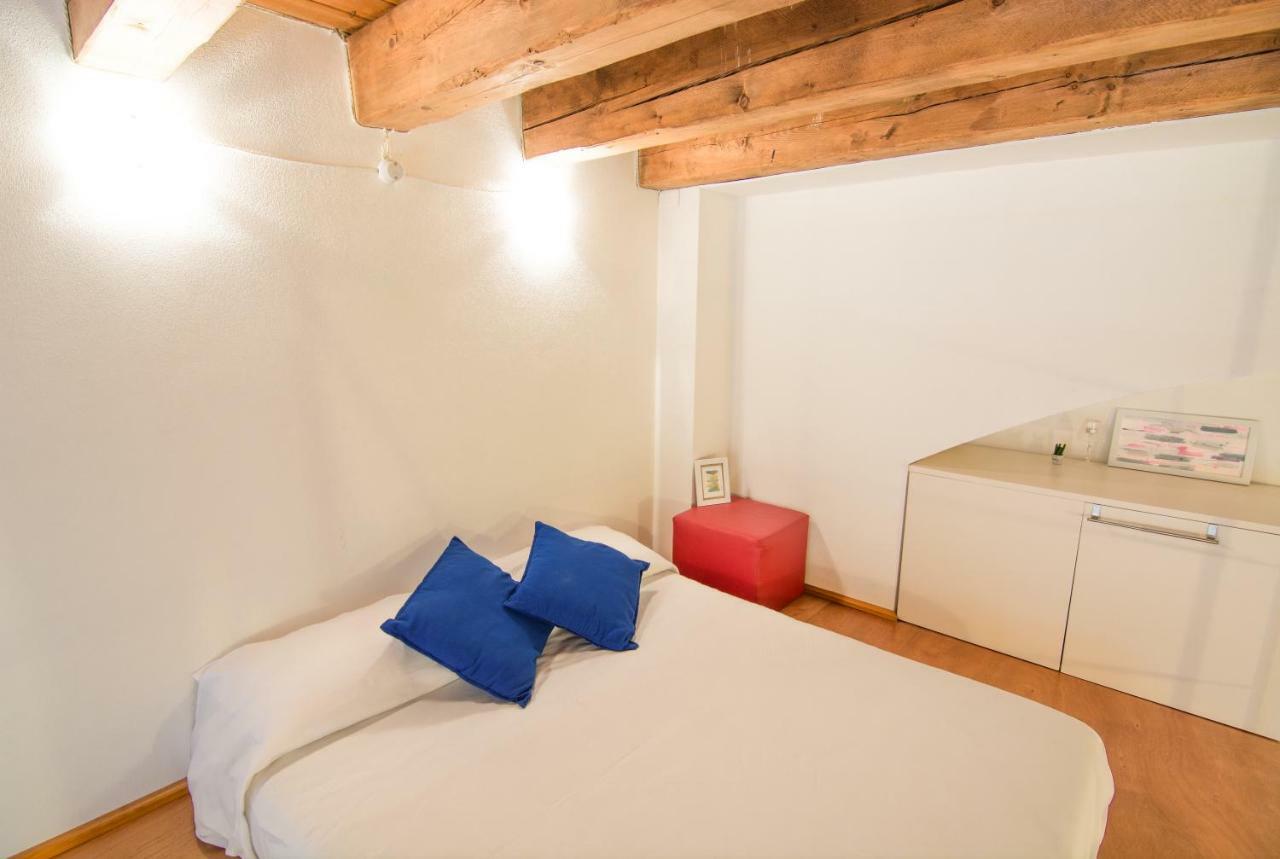 Modern Apartment In Historic Building กาญารี ภายนอก รูปภาพ