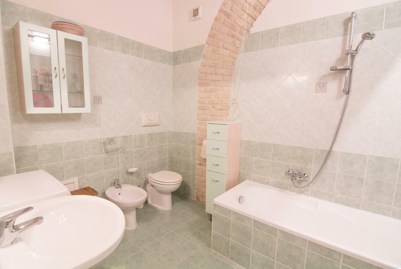 Modern Apartment In Historic Building กาญารี ภายนอก รูปภาพ